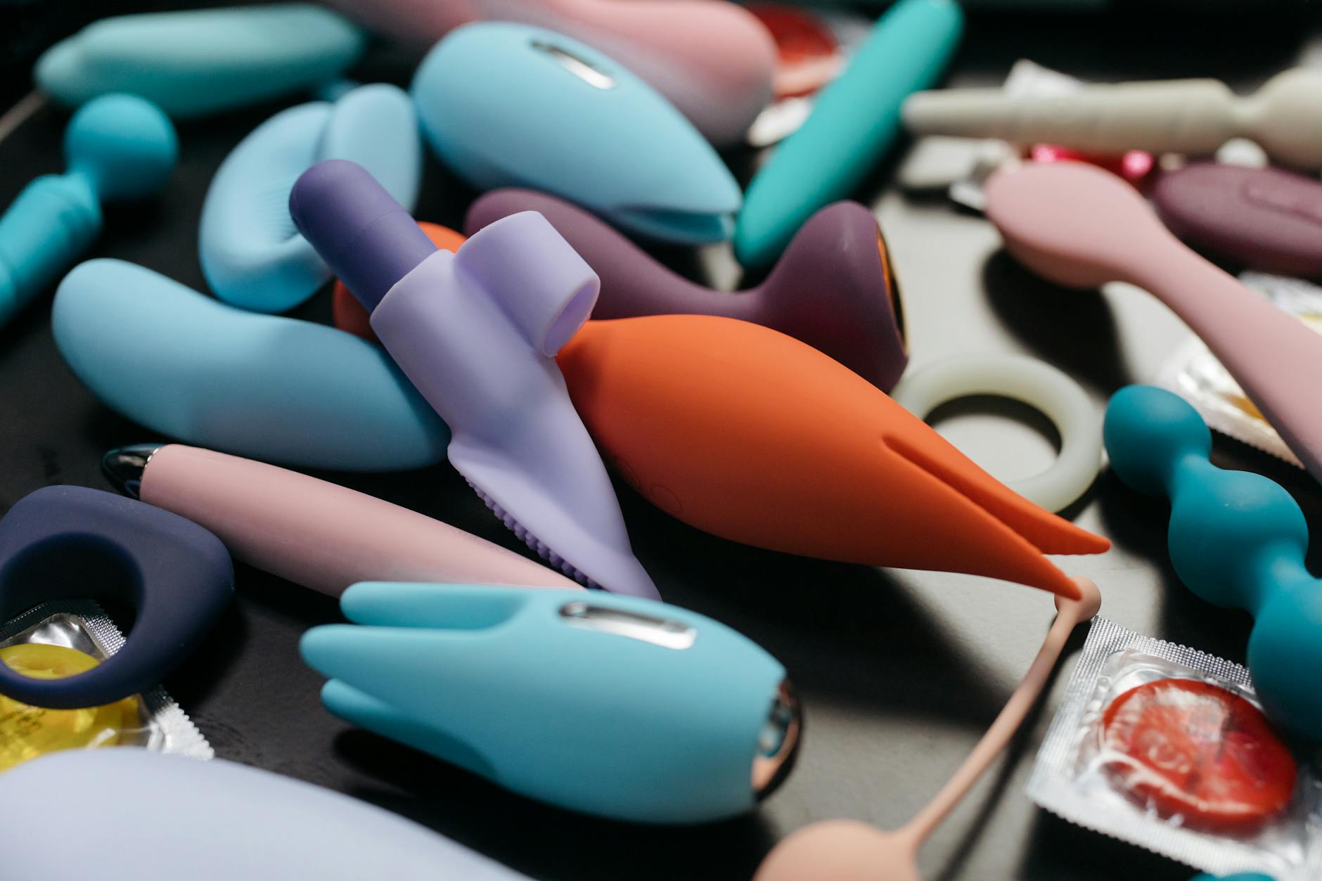 Limoni freschi su sfondo rosa che simboleggiano il design innovativo dei vibratori Hello Nancy